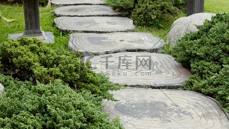 草坪铺设验收注意事项：如何确保施工质量与效果